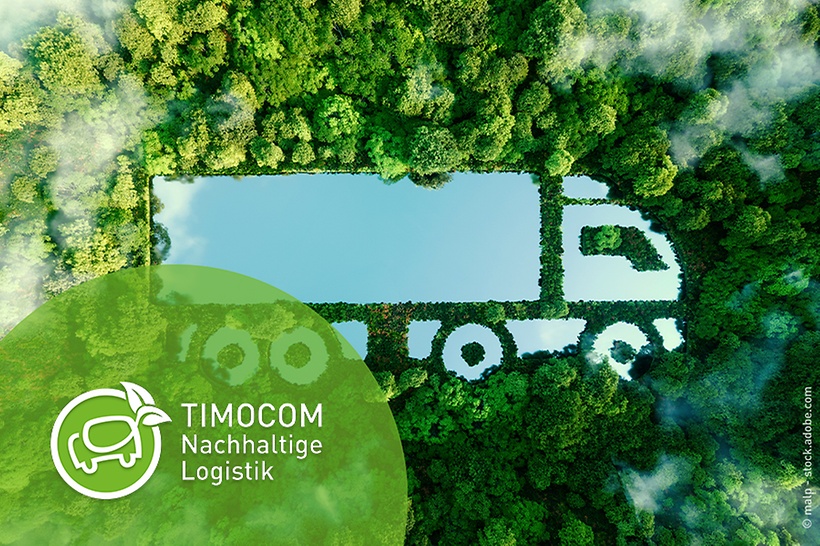 bilden-visar-en-lastbilsformad-sjoe-i-vilken-en-laett-molnig-himmel-speglas-omgiven-av-taet-groen-skog-