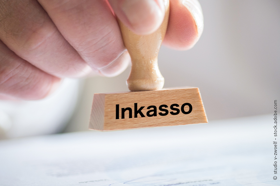 En kvinna kontrollerar sina fakturor avseende försenade betalningar.